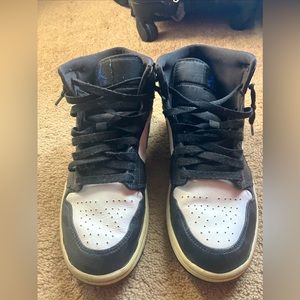 I am selling Jordon 1 mids